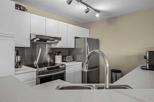 12-9 Blackrock Crescent West, Canmore, AB - Indoor Photo Showing Kitchen