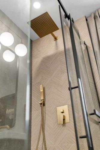 2416 Palliser Drive Sw, Calgary, AB - Indoor Photo Showing Bathroom