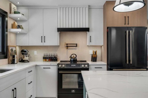 2416 Palliser Drive Sw, Calgary, AB - Indoor Photo Showing Kitchen