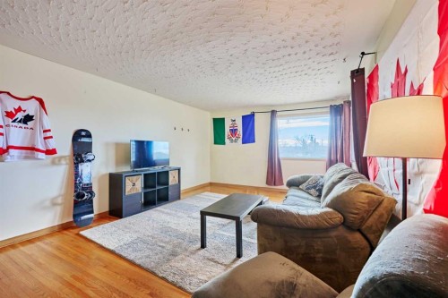 28 Cornell Place Nw, Calgary, AB - Indoor Photo Showing Living Room