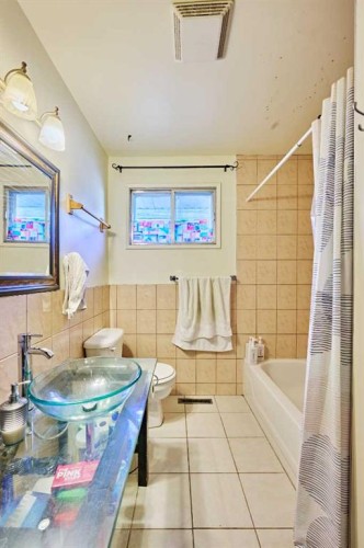 28 Cornell Place Nw, Calgary, AB - Indoor Photo Showing Bathroom