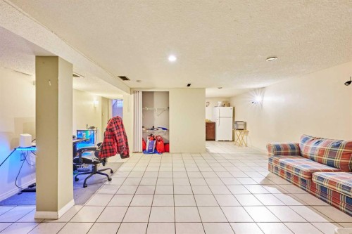 28 Cornell Place Nw, Calgary, AB - Indoor Photo Showing Other Room