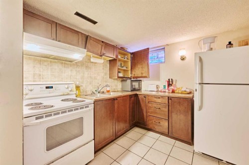 28 Cornell Place Nw, Calgary, AB - Indoor Photo Showing Kitchen