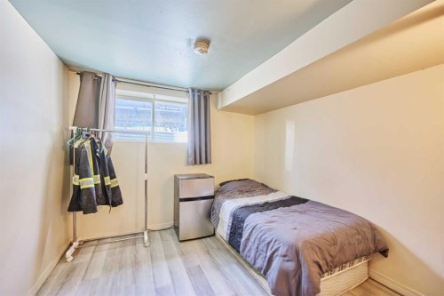 28 Cornell Place Nw, Calgary, AB - Indoor Photo Showing Bedroom