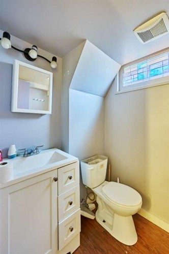 28 Cornell Place Nw, Calgary, AB - Indoor Photo Showing Bathroom