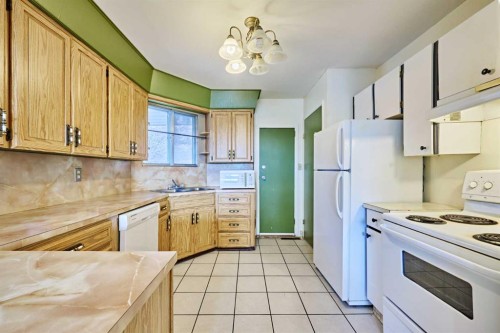 28 Cornell Place Nw, Calgary, AB - Indoor Photo Showing Kitchen