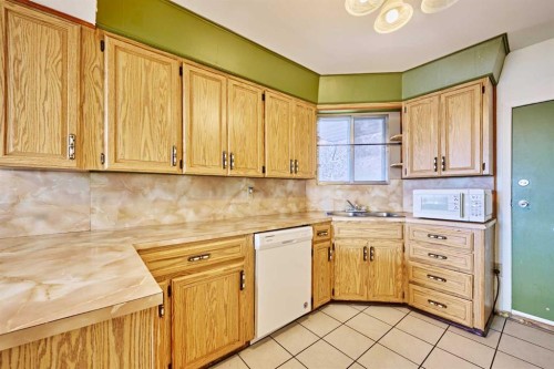 28 Cornell Place Nw, Calgary, AB - Indoor Photo Showing Kitchen