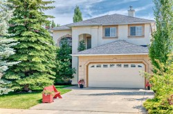 40 Royal Highland Court NW Calgary, AB T3G 4Y2