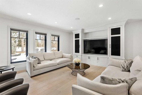 10 Willow Park Green Se, Calgary, AB - Indoor Photo Showing Living Room