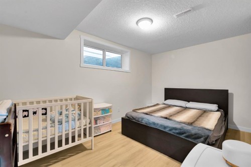 177 Cougar Ridge Close Sw, Calgary, AB - Indoor Photo Showing Bedroom