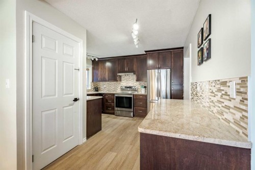 4803 Brockington Road Nw, Calgary, AB - Indoor Photo Showing Kitchen With Upgraded Kitchen