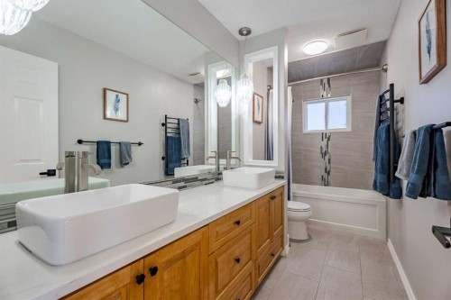 4803 Brockington Road Nw, Calgary, AB - Indoor Photo Showing Bathroom
