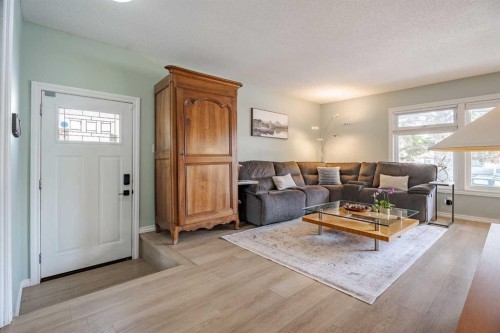 4803 Brockington Road Nw, Calgary, AB - Indoor Photo Showing Living Room