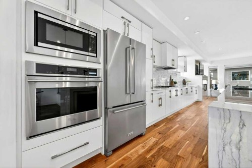 4504 37 Avenue Sw, Calgary, AB - Indoor Photo Showing Kitchen With Stainless Steel Kitchen With Upgraded Kitchen