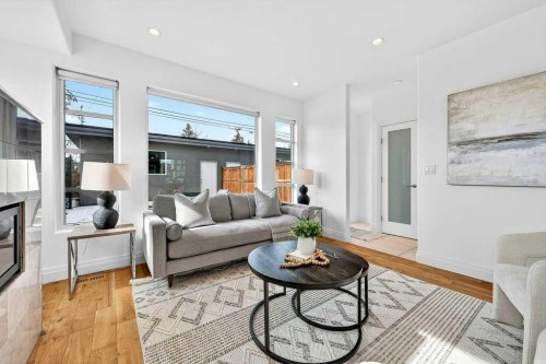 4504 37 Avenue Sw, Calgary, AB - Indoor Photo Showing Living Room