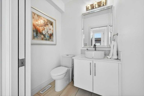 4504 37 Avenue Sw, Calgary, AB - Indoor Photo Showing Bathroom