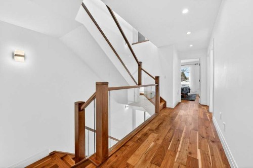 4504 37 Avenue Sw, Calgary, AB - Indoor Photo Showing Other Room