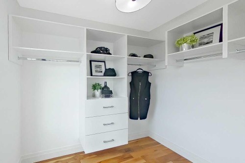 4504 37 Avenue Sw, Calgary, AB - Indoor With Storage