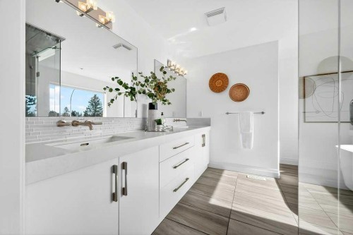 4504 37 Avenue Sw, Calgary, AB - Indoor Photo Showing Bathroom