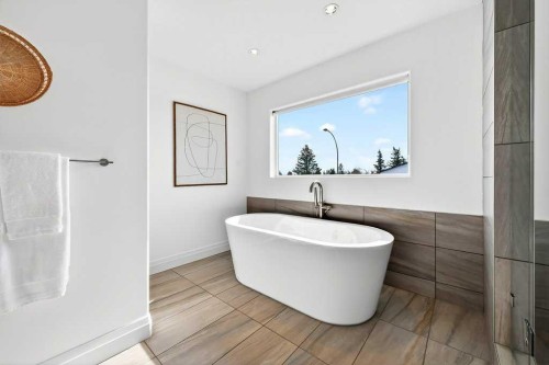 4504 37 Avenue Sw, Calgary, AB - Indoor Photo Showing Bathroom