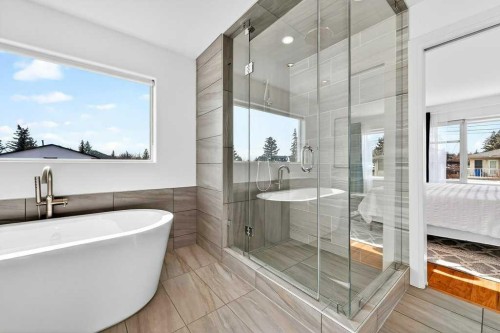 4504 37 Avenue Sw, Calgary, AB - Indoor Photo Showing Bathroom