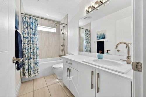 4504 37 Avenue Sw, Calgary, AB - Indoor Photo Showing Bathroom