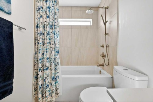 4504 37 Avenue Sw, Calgary, AB - Indoor Photo Showing Bathroom