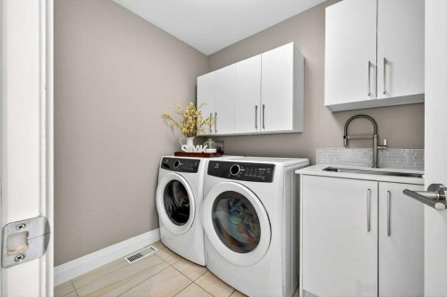 4504 37 Avenue Sw, Calgary, AB - Indoor Photo Showing Laundry Room