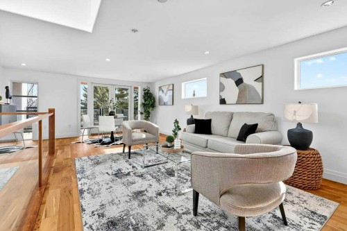 4504 37 Avenue Sw, Calgary, AB - Indoor Photo Showing Living Room