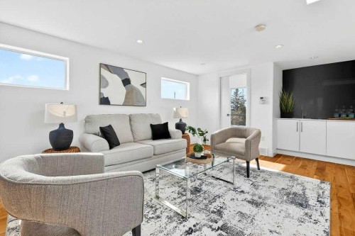 4504 37 Avenue Sw, Calgary, AB - Indoor Photo Showing Living Room