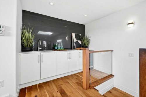 4504 37 Avenue Sw, Calgary, AB - Indoor Photo Showing Other Room