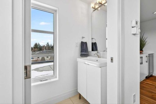 4504 37 Avenue Sw, Calgary, AB - Indoor