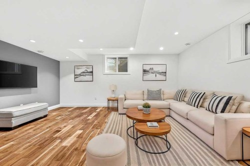 4504 37 Avenue Sw, Calgary, AB - Indoor Photo Showing Living Room
