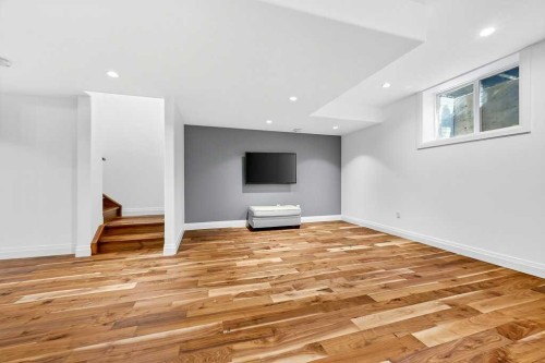 4504 37 Avenue Sw, Calgary, AB - Indoor Photo Showing Other Room