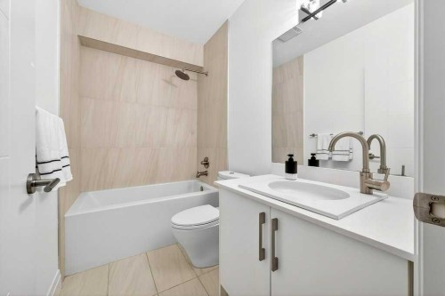 4504 37 Avenue Sw, Calgary, AB - Indoor Photo Showing Bathroom