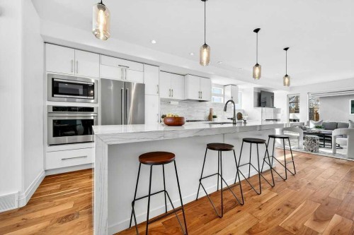 4504 37 Avenue Sw, Calgary, AB - Indoor Photo Showing Kitchen With Stainless Steel Kitchen With Upgraded Kitchen