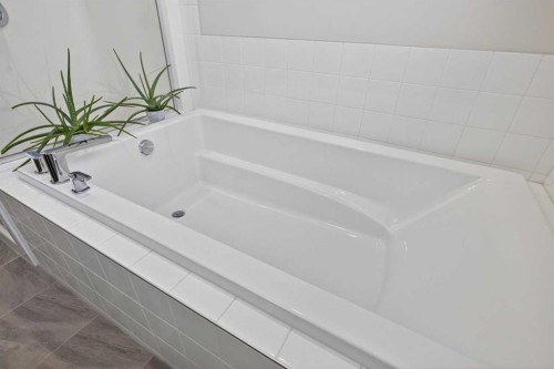 218 Riviera View, Cochrane, AB - Indoor Photo Showing Bathroom