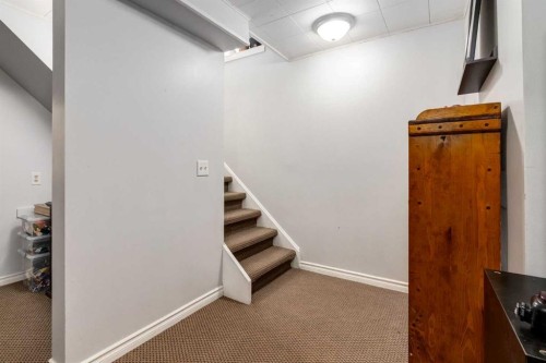 955 Erin Woods Drive Se, Calgary, AB - Indoor Photo Showing Other Room