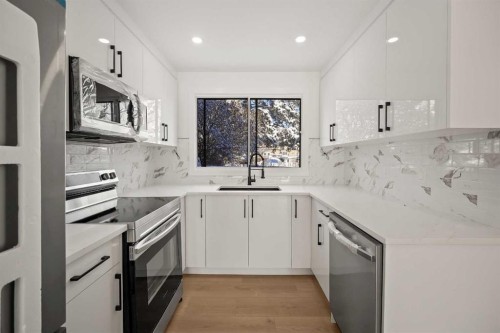 6404 24 Avenue Ne, Calgary, AB - Indoor Photo Showing Kitchen