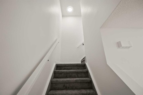 6404 24 Avenue Ne, Calgary, AB - Indoor Photo Showing Other Room