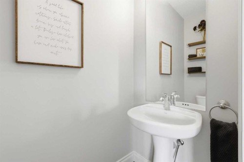 230 Quarry Park Boulevard Se, Calgary, AB - Indoor Photo Showing Bathroom