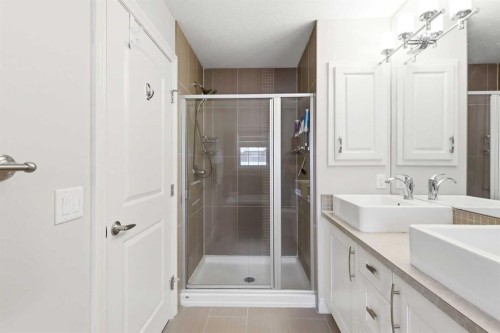 230 Quarry Park Boulevard Se, Calgary, AB - Indoor Photo Showing Bathroom