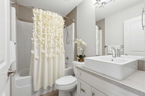 230 Quarry Park Boulevard Se, Calgary, AB - Indoor Photo Showing Bathroom
