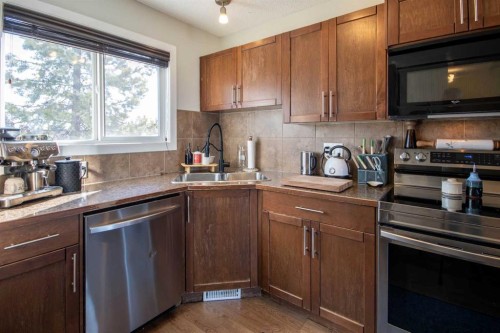 203 Clover Way, Carstairs, AB - Indoor Photo Showing Kitchen