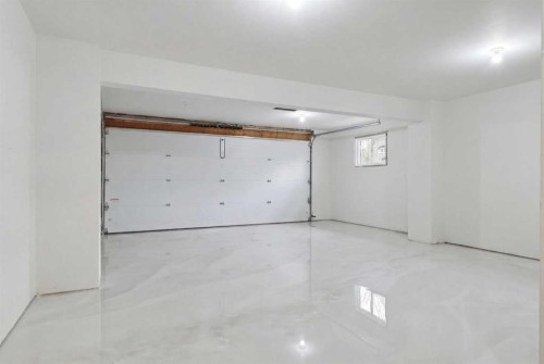 902 Varsity Estates Place Nw, Calgary, AB - Indoor Photo Showing Garage