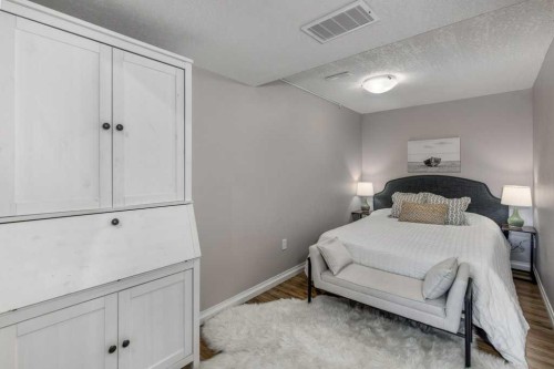 128 Sunset Park, Cochrane, AB - Indoor Photo Showing Bedroom