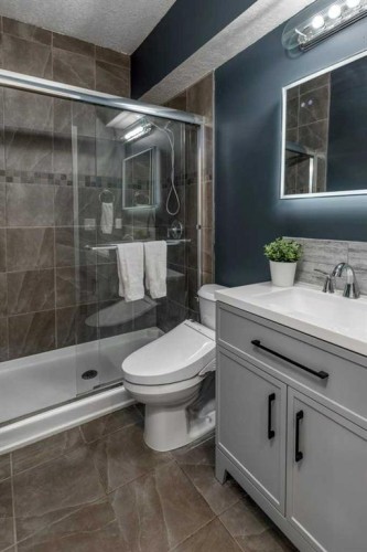 128 Sunset Park, Cochrane, AB - Indoor Photo Showing Bathroom