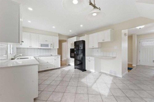 10603 Maplecreek Drive Se, Calgary, AB - Indoor Photo Showing Kitchen