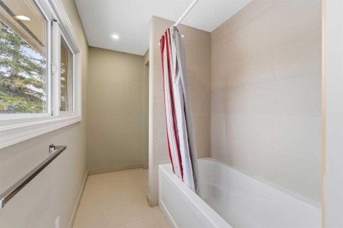 10603 Maplecreek Drive Se, Calgary, AB - Indoor Photo Showing Bathroom