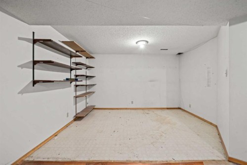 151 Deerview Court Se, Calgary, AB - Indoor